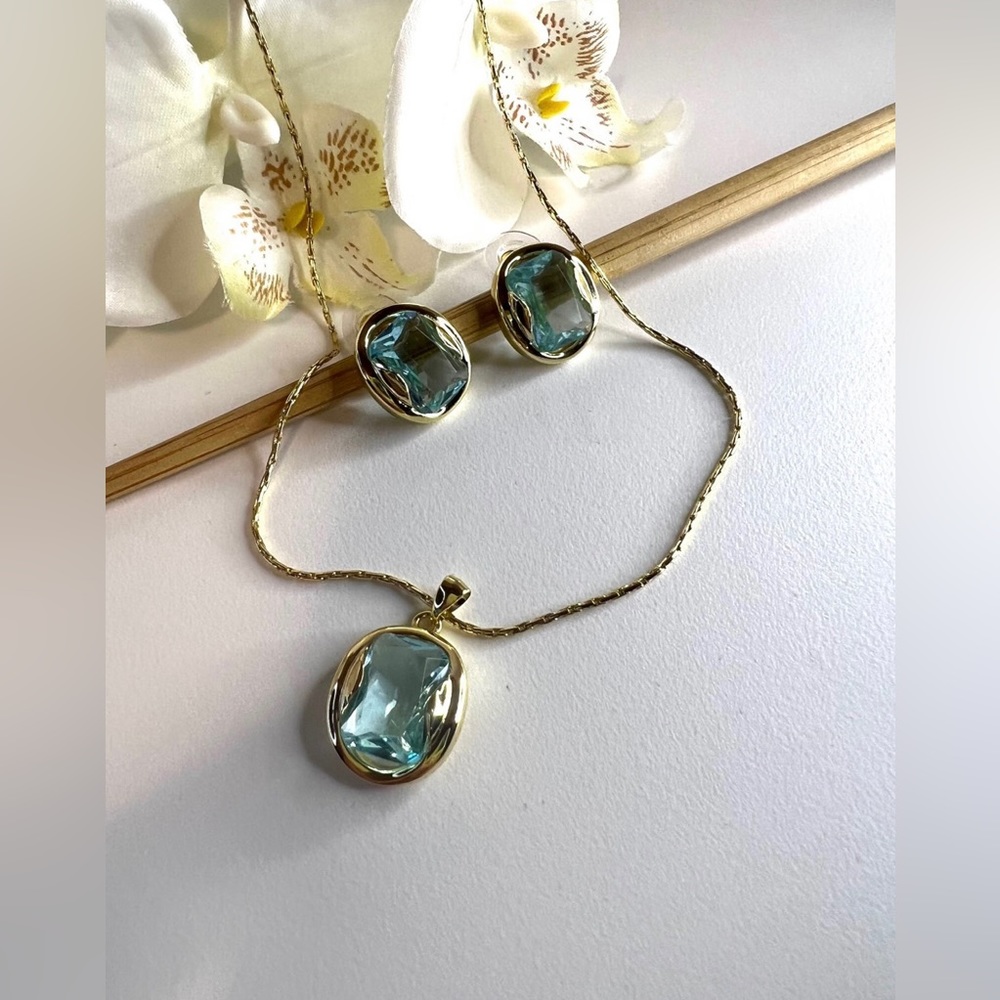Beautiful color turquoise pendant necklace